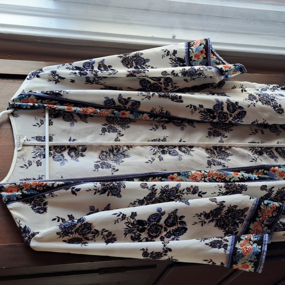 Lily White size S/M blue and white floral kimono - Picture 4 of 6